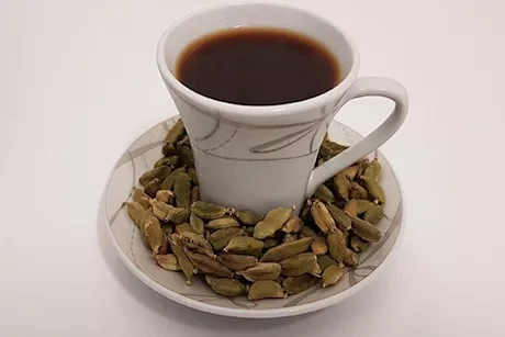 فوائد الشاي الأحمر بالحبهان.. طبيب يوضح