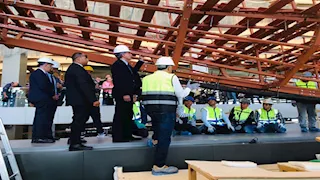 5 صور.. شاهد تركيب مركب خوفو الثانية بالمتحف المصري الكبير 