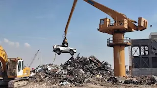 بالفيديو.. "فرم السيارات" عقوبة سائقين صدما رجل مرور في الكويت