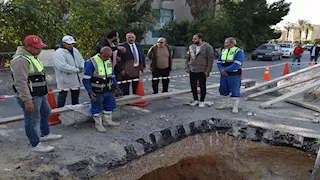 طوارئ بـ "التجاري".. "مياه القناة" تصلح هبوطًا أرضيًا بالإسماعيلية (صور)