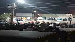 ضحية حادث الإقليمي.. انهيار والد الطفل "زياد" خلال تشييع جثمانه بالفيوم -صور