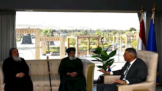 محافظ أسوان يستقبل رئيس دير القديس العظيم الأنبا باخوميوس بإدفو (صور)