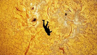 "رجل يسقط من الشمس وموكب الكواكب".. أكثر صور الفضاء المذهلة لعام 2025