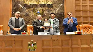 بالصورـ محافظ أسيوط يكرم طالبين حققا نجاحات دولية في الابتكار والفنون الرقمية