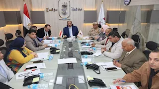 محافظ سوهاج يتابع انتخابات النواب من داخل غرفة العمليات الرئيسية