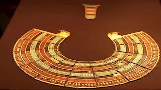 قلادة توت عنخ آمون تكشف الطقوس السرية لبلاط الملك الذهبي