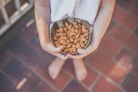 ماذا يحدث لطفلِك عند تناول اللوز كل صباح؟