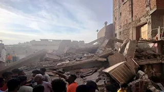 محافظ أسوان يتابع انهيار منزل قديم من 4 طوابق ببركة الدماس (صور)