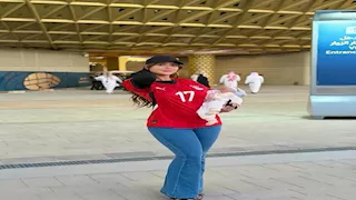 6 صور لزوجة النني الثانية وابنه في مباراة منتخب مصر والكويت