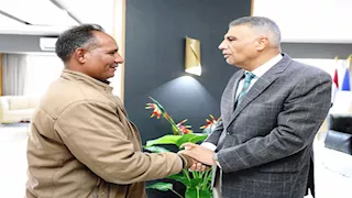 محافظ أسوان يكرم "أمين معبد إدفو" ويمنحه مبلغاً مالياً كبيراً -صور