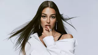 إطلالة ساحرة للممثلة التركية ديلان دينيز في مهرجان البحر الأحمر السينمائي