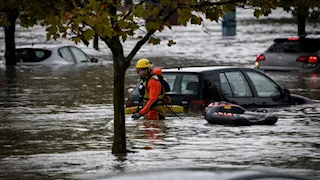 بعد الفيضانات والانهيارات الأرضية القاتلة.. إندونيسيا تعيد فتح الطرق في إقليم أتشيه 