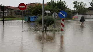 أمطار غزيرة ورياح عاتية تشلّ اليونان وتغرق الطرق وتغلق المدارس