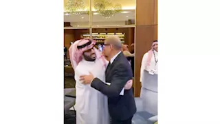 بالأحضان.. تركي آل الشيخ يرحب بعمرو دياب ويصفه بـ "الأسطورة الحية"