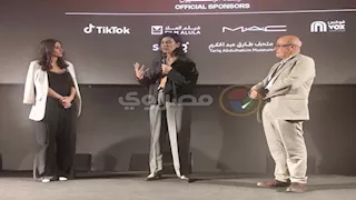 ماريا زريق تبكي بعد عرض الفيلم الفلسطيني "اللي باقي منك" بمهرجان البحر الأحمر السينمائي