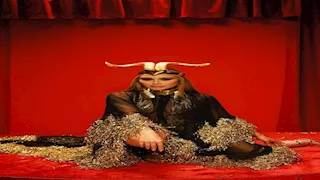 تاج برأس كبش وفستان غير تقليدي.. أغرب إطلالات النجمات والمشاهير خلال عام 2025