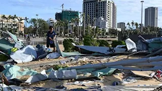 لحظات رعب.. شاب يطير في الهواء بسبب إعصار (فيديو)