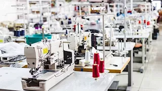 لرفع الطاقة الإنتاجية لأكثر من 85 ألف قطعة يوميًا.. النصر للملابس توقع شراكات دولية لتطوير المصانع و