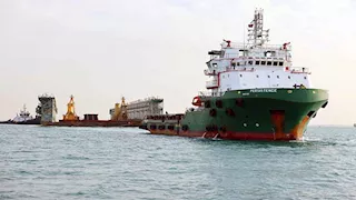 مهمة الـ 24 ساعة.. نجاح تاريخي لعبور أضخم حوض عائم في قناة السويس