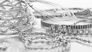 لماذا قفزت الفضة إلى أعلى مستوياتها؟ خبراء يوضحون