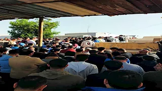 مدرسون وطلاب يبكون معًا.. وداع مهيب لمعلم "جبر الخواطر" في كفر الشيخ - صور