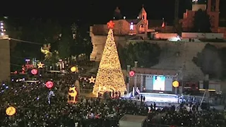 بعد توقف عامين بسبب الحرب.. الفلسطينيون يضيئون شجرة الميلاد في بيت لحم