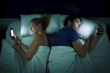 ماذا يحدث للزوجين عند مشاهدة الأفلام الإباحية؟- طبيبة تجيب