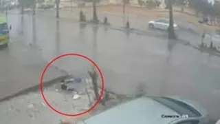 واقعة صادمة.. حفرة عميقة تبتلع فتاة أمام المارة وهذا ما حدث لها (فيديو)