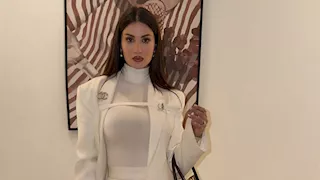 "بالطو أبيض وشورت".. هدى الإتربي تخطف الأنظار بإطلالة شتوية جذابة