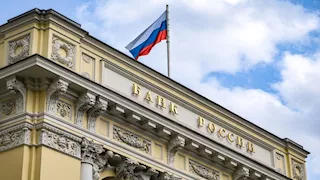 المركزي الروسي يرفع القيود عن تحويل العملات الأجنبية إلى الخارج