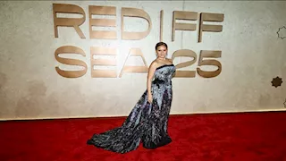 بالصور| نيللي كريم تتألق على السجادة الحمراء لـ"القصص" بمهرجان البحر الأحمر السينمائي