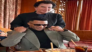 محمد رمضان يلتقي بوزير الثقافة الفرنسي السابق بعد تكريمه في فرنسا (صور)