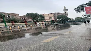 أمطار خفيفة بأسيوط وتحذيرات من الاقتراب من أعمدة الإنارة -صور