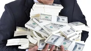 "حظه في رجليه".. رجل يربح مليون دولار بالصدفة