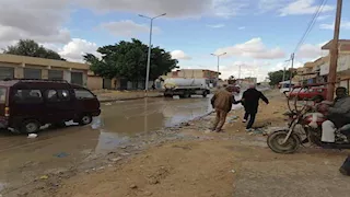 طوارئ في مطروح.. فرق الإنقاذ تنتشر بالشوارع للتعامل مع مياه الأمطار  