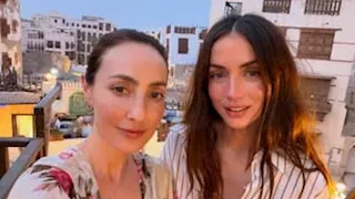 آنا دي أرماس تتجول في شوارع وأسواق جدة وتوجه الشكر لمهرجان البحر الأحمر