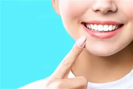 تبييض الأسنان.. 10 أطعمة تزيل البقع والجير وتحفز اللعاب