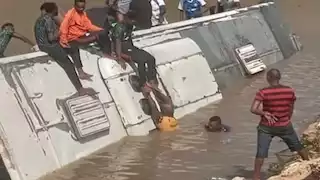 سقطت في البحر.. حادث مروع لحافلة نادي دودوما التنزاني