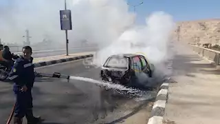 العربية تفحمت.. حريق يلتهم سيارة ملاكي على طريق سوهاج الجديدة -صور