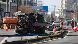 واقعة صادمة.. الأرض تبتلع سائق شاحنة وهذا ما حدث (فيديو)