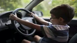 بالقانون.. ما هي عقوبتك إذا قاد طفل سيارتك؟