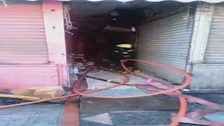 صور.. حريق بأحد عقارات شارع بورسعيد بوسط القاهرة