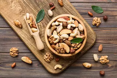 طبيبة تحذر هؤلاء من تناول المكسرات