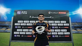 أشرف بن شرقي يحصد جائزة أفضل لاعب بلقاء الأهلي والحرس