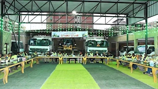 محافظ أسوان يشارك عمال النظافة إفطار رمضان - صور 