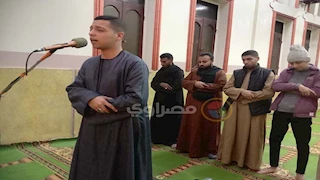 بصوت يلامس القلوب.. طالب جامعي يؤم المصلين في التراويح بسوهاج -فيديو وصور