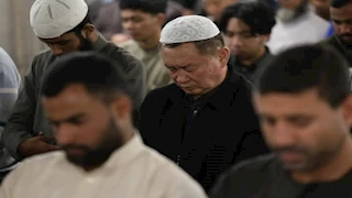 يرجون رحمة الله.. آلاف المصلين يؤدون العشاء والتراويح بالجامع الأزهر في ليلة 3 رمضان (صور) 