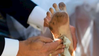 تقليد غريب.. ضرب العريس بالعصا قبل الزفاف في هذه الدولة