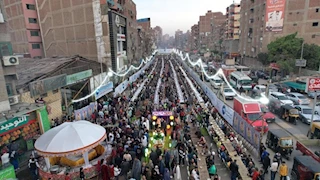 على مائدة الخصوص.. 12 ألف صائم يفطرون معًا في أكبر إفطار رمضاني -صور