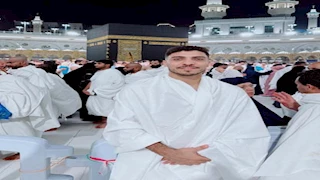 محمد شريف يؤدي مناسك العمرة في شهر رمضان